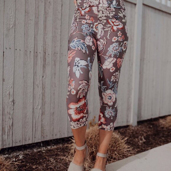 NWT - Simple Addiction Exclusive Flourishing Blooms Capri Leggings - Size S/M - Picture 2 of 3